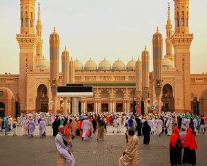 Read more about the article Importance of Performing Salah in the Mosque: Spiritual Rewards, Duas & Prophetic Guidance